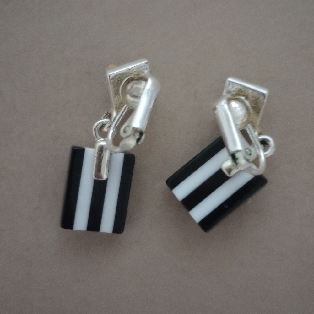 Vintage Black and White Clip-On Earrings - Picture 4 of 6